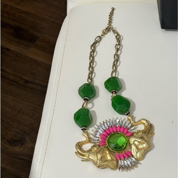 Double elephant head glass acrylic rhinestone matte gold statement necklace - Picture 8 of 8